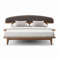 Houten bed met stoffen hoofdboard en twee kussens 200 x 160 x 100cm